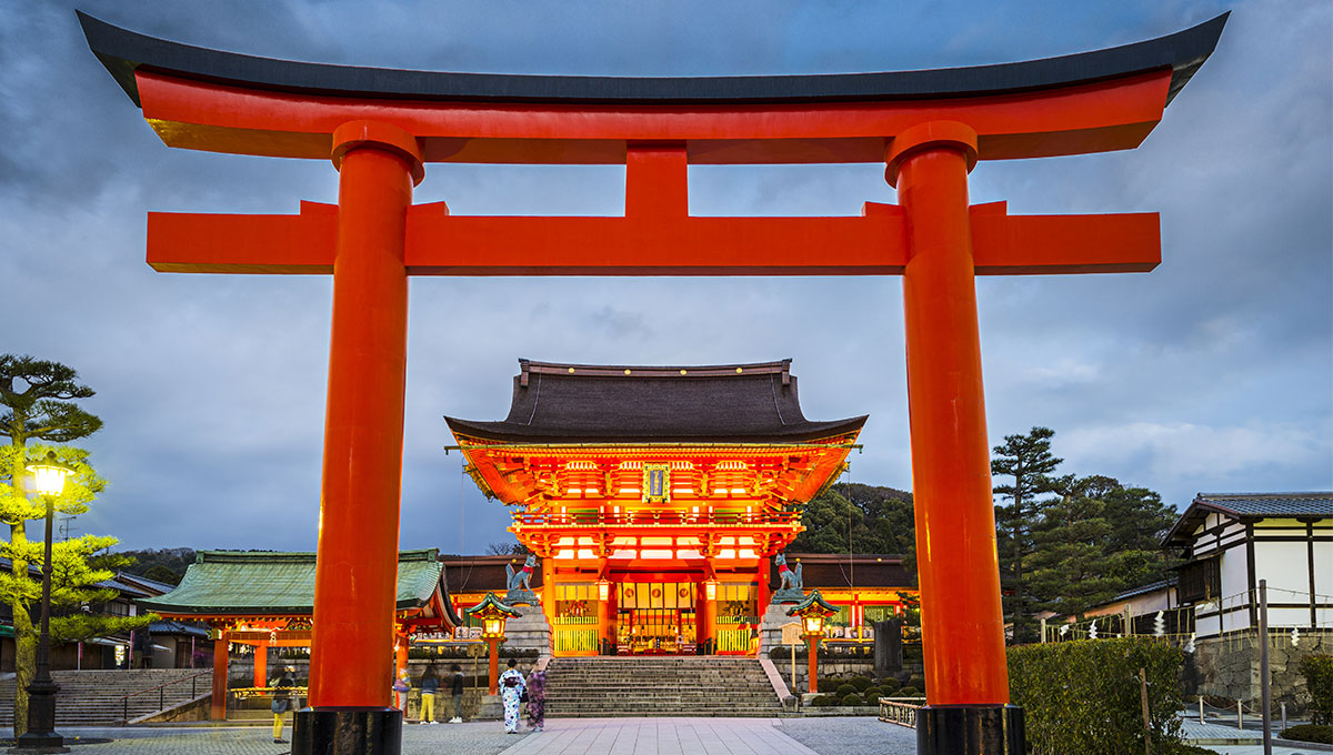 Gateway to the world of the Gods - Fushimi Inari Shrine, world holiday vibes blog