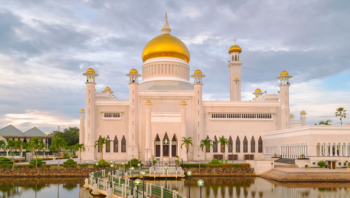 The Omar Ali Saifuddin mosque in Brunei - Holiday Vibes Blog, Good Vibes Only