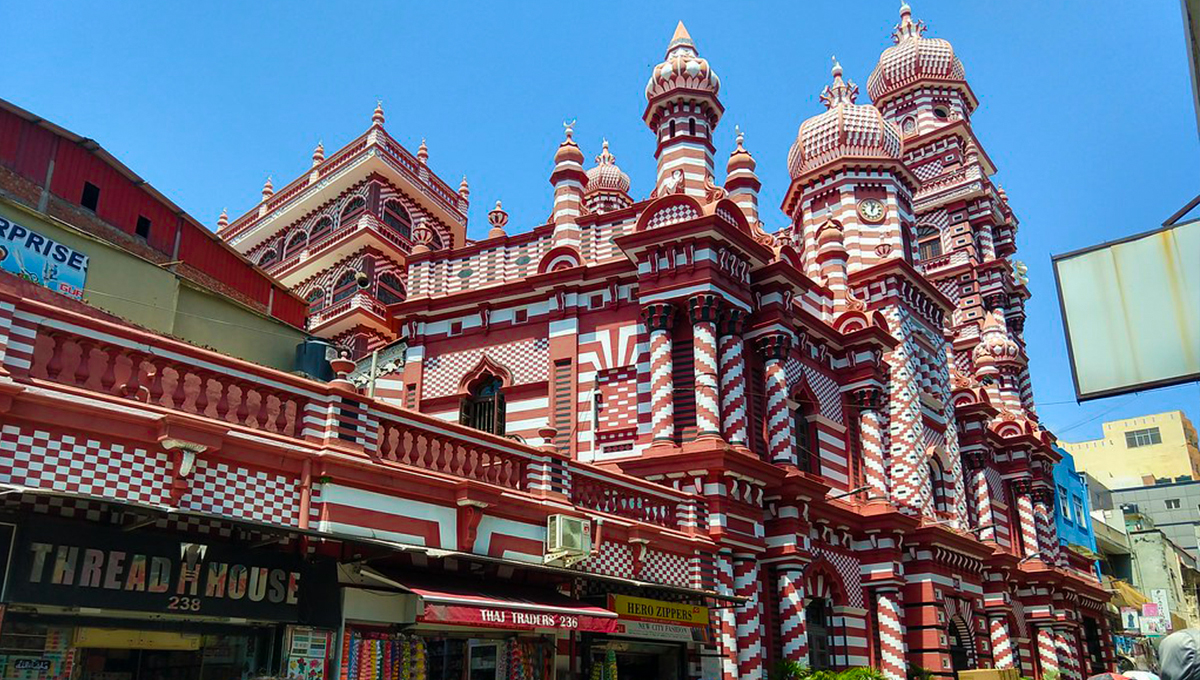 Red mosque in Pettah, Sri Lanka - Holiday Vibes Blog, Good Vibes Only
