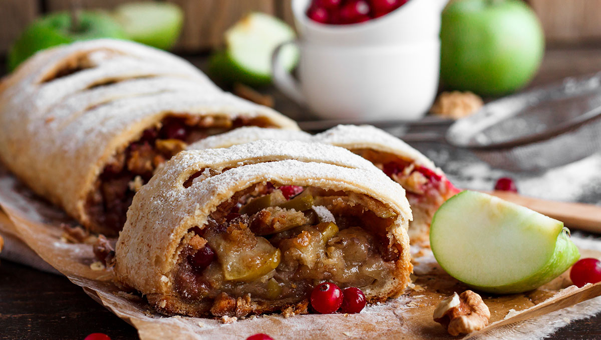 Apple Strudel - Food in Austria - Holiday Vibes Blog, Good Vibes Only