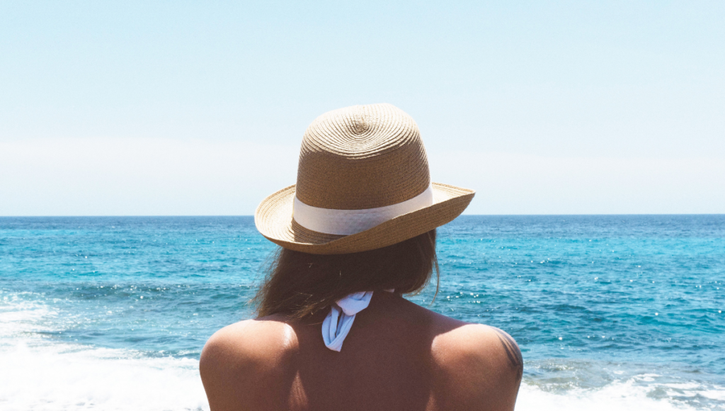 Sun hat, essentials to carry on a Hawaii Holiday - World Holiday Vibes