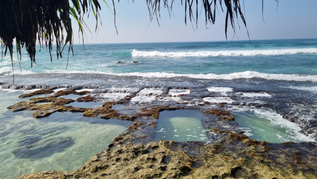 Thalpe rock pool beach in Galle, Sri Lankan hidden gems - Best spots to travel in Sri Lanka - world holiday vibes blog